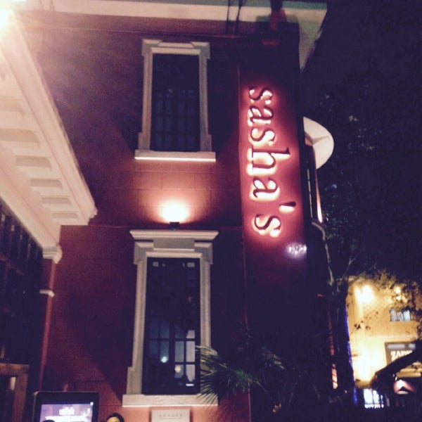 Photo prise au Sasha&#39;s Restaurant and Bar par Olivier P. le11/26/2014