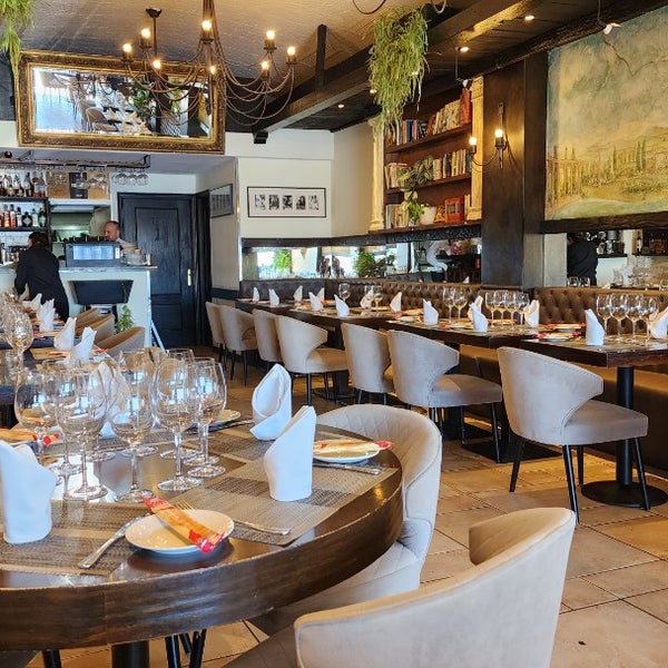 Foto diambil di Carpaccio ristorante italiano oleh Max G. pada 9/30/2022