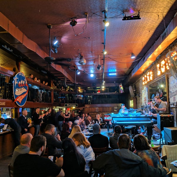Photo taken at Pete&#39;s Dueling Piano Bar by Max G. on 11/25/2018