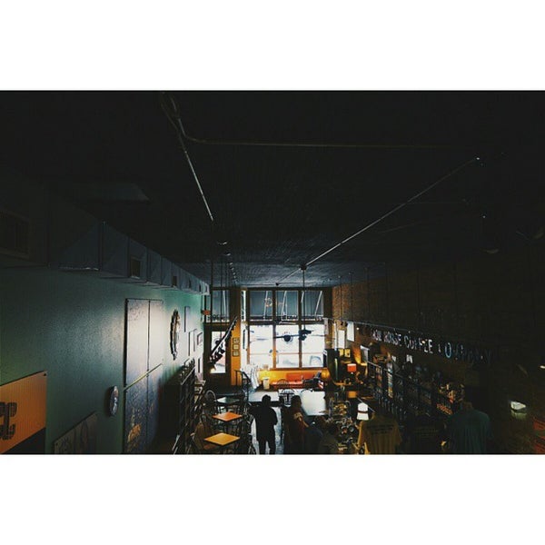 9/17/2014 tarihinde Miles Witt B.ziyaretçi tarafından Iron Horse Coffee Company'de çekilen fotoğraf
