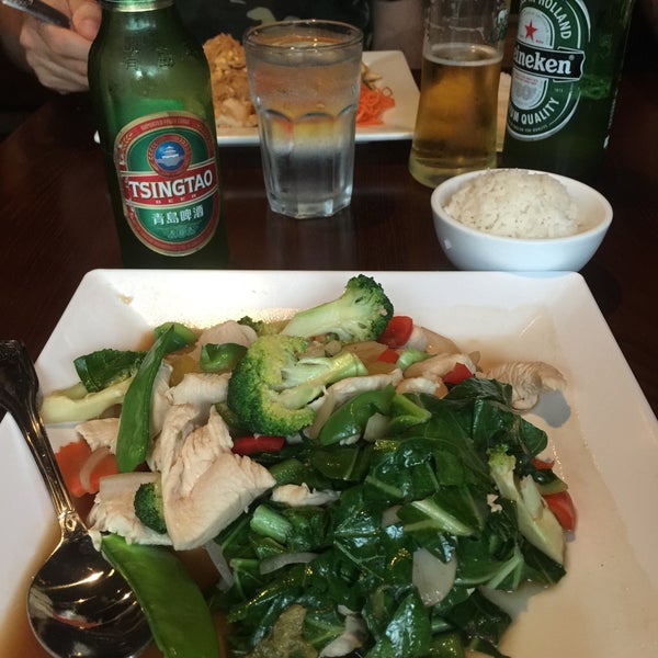 6/20/2015 tarihinde Rob M.ziyaretçi tarafından Amarit Thai Restaurant'de çekilen fotoğraf