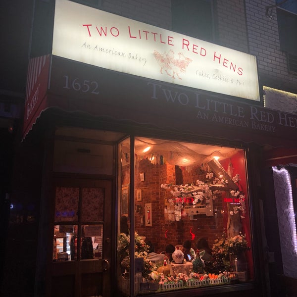 Снимок сделан в Two Little Red Hens пользователем nicky w. 3/30/2019