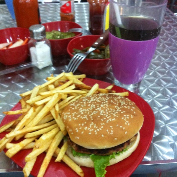 11/6/2013에 Letty R.님이 Campa&#39;s Hamburgers에서 찍은 사진
