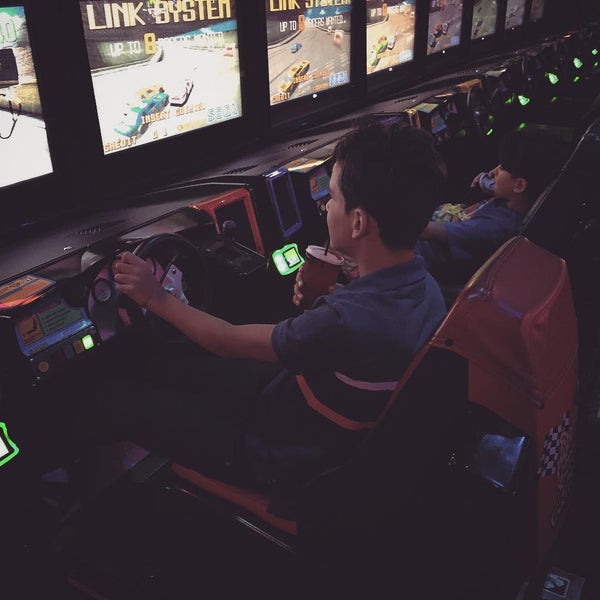 Photo taken at Dave &amp; Buster&#39;s by Julio V. on 7/20/2015