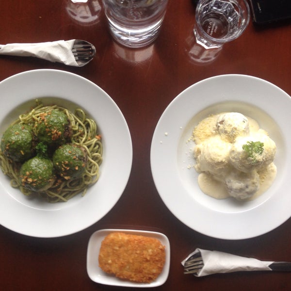 I had the mushroom balls pesto pasta and beef meatballs cheesy sauce with mashed potatoes. Quite a mouthful. Sufficiently satisfied with the balls. You'll definitely leave with a full tummy.