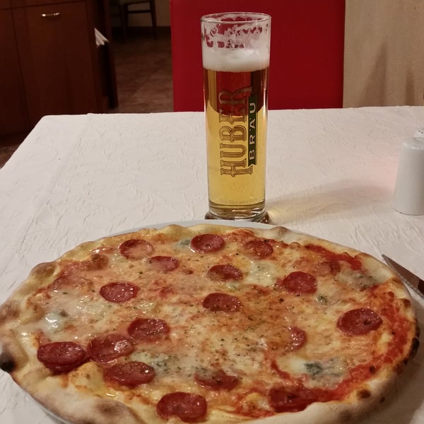 A must visit pizzeria. "Pizza La Rustica" is my favorite. Huber beer and much more are offered. There is a very friendly staff. Monday closed.