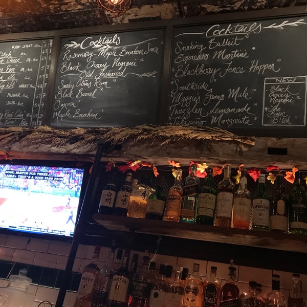 Foto tomada en Maggie Mae&#39;s Bar  por RC el 11/29/2018
