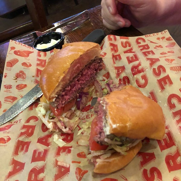3/8/2018 tarihinde Marilyn W.ziyaretçi tarafından Grease Burger, Beer and Whiskey Bar'de çekilen fotoğraf