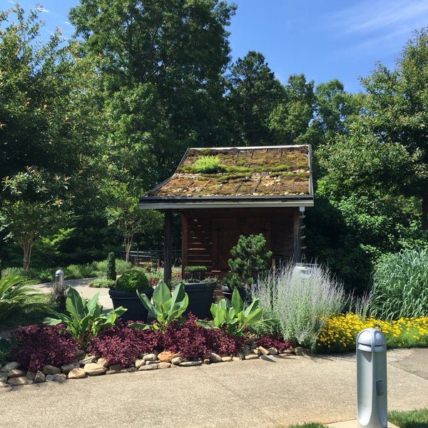 Foto scattata a The North Carolina Arboretum da Marilyn W. il 6/30/2016