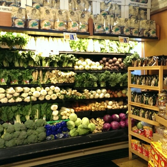 รูปภาพถ่ายที่ NYC Fresh Market โดย Jorge N. เมื่อ 5/16/2014