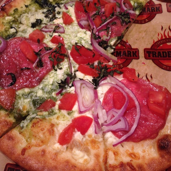 2/23/2014 tarihinde Marivic T.ziyaretçi tarafından Trademark Pizza Company'de çekilen fotoğraf