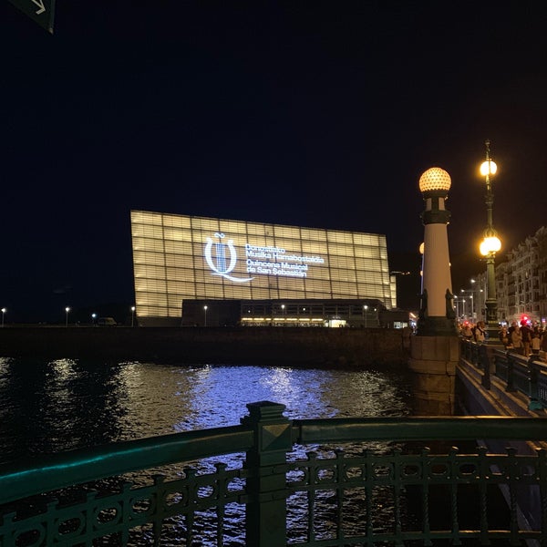 รูปภาพถ่ายที่ Palacio de Congresos Kursaal โดย Emy D. เมื่อ 8/21/2019