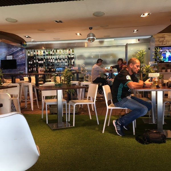 Foto tirada no(a) Real Café Bernabéu por Emy D. em 9/26/2017