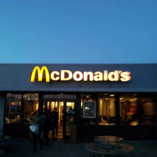 รูปภาพถ่ายที่ McDonald&#39;s โดย Jan V. เมื่อ 1/13/2013