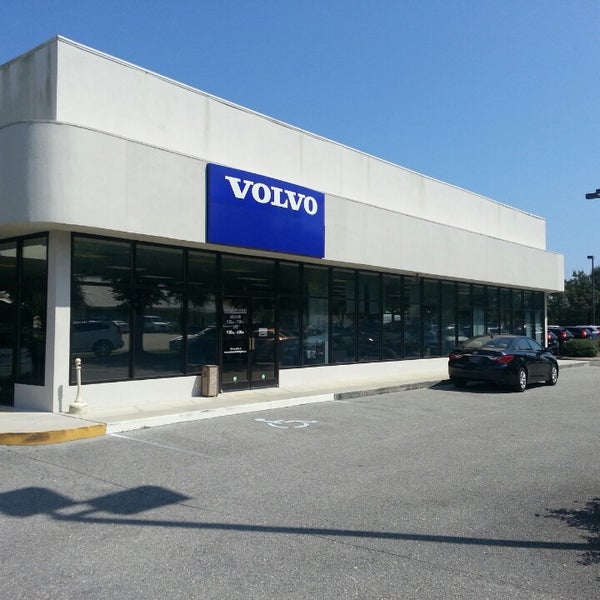 Foto tomada en Parkway of Wilmington | Volvo Hyundai Subaru  por Matthew H. el 9/19/2013