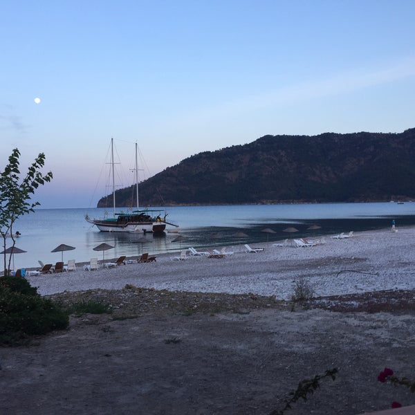 Das Foto wurde bei Sinemis Hotel Beach &amp; Restaurant von Serhan Y. am 5/20/2016 aufgenommen