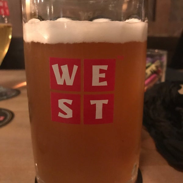 Das Foto wurde bei WEST Brewery, Bar &amp; Restaurant von Aden S. am 12/30/2018 aufgenommen