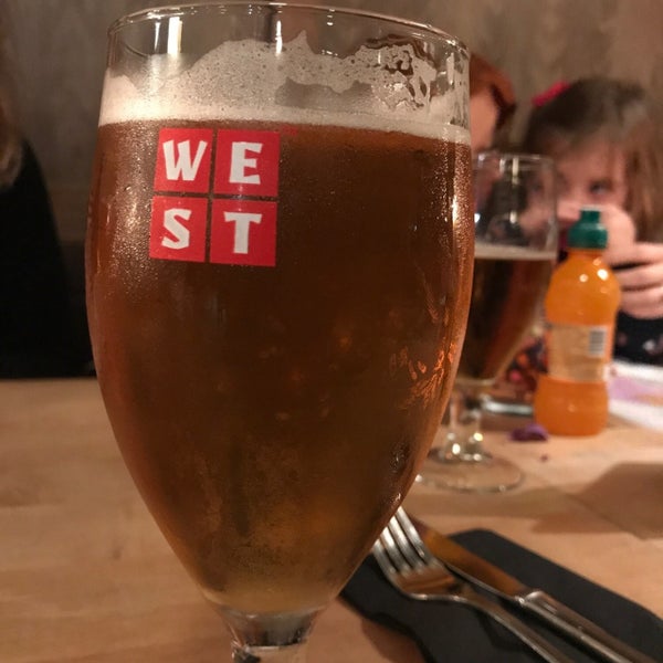 Снимок сделан в WEST Brewery, Bar &amp; Restaurant пользователем Aden S. 12/30/2018