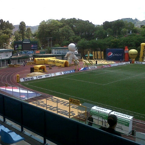รูปภาพถ่ายที่ Estadio Cementos Progreso โดย Jc D. เมื่อ 6/2/2013