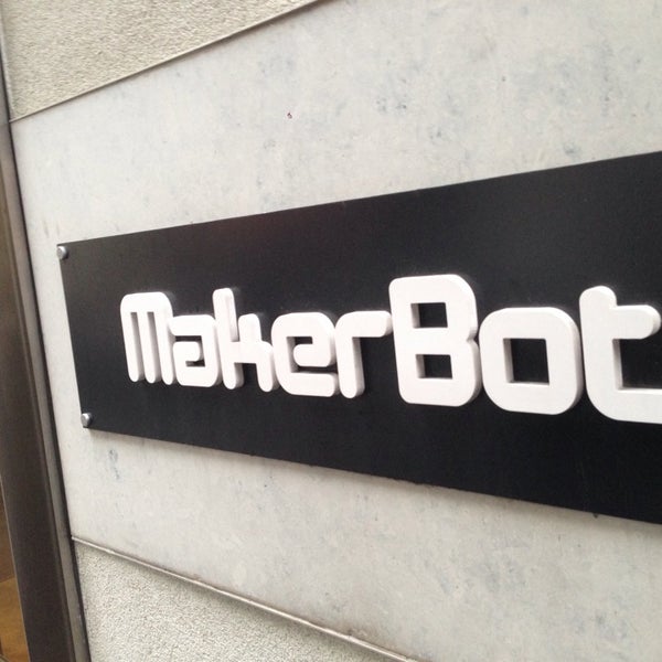 รูปภาพถ่ายที่ MakerBot Store โดย Bill C. เมื่อ 5/15/2014