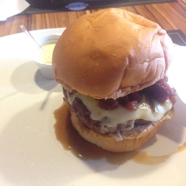 Q-Burger Bacon R$23,50 Hambúrguer, deliciosa geléia de bacon da casa e queijo muçarela!