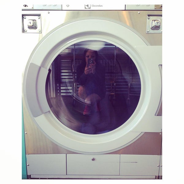 Das Foto wurde bei Spin Laundry Lounge von Sharon C. am 9/7/2015 aufgenommen