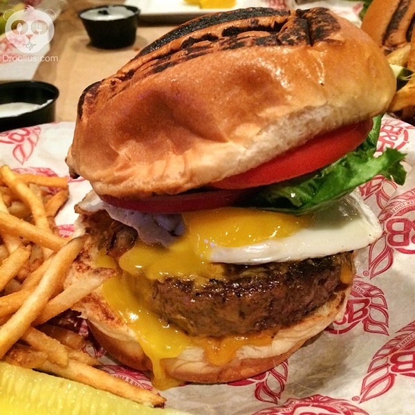 รูปภาพถ่ายที่ Burger &amp; Beer Joint โดย Julius Droolius เมื่อ 7/12/2014