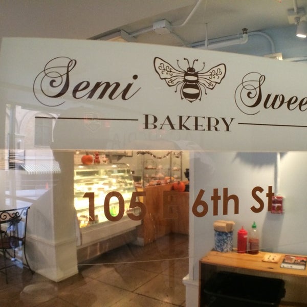 Foto scattata a Semi Sweet Bakery da Julius Droolius il 10/26/2014