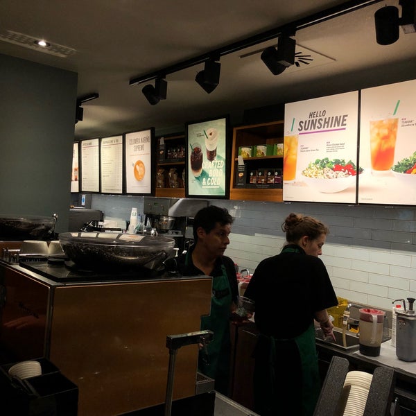 Foto diambil di Starbucks oleh Ruben D. pada 9/2/2018