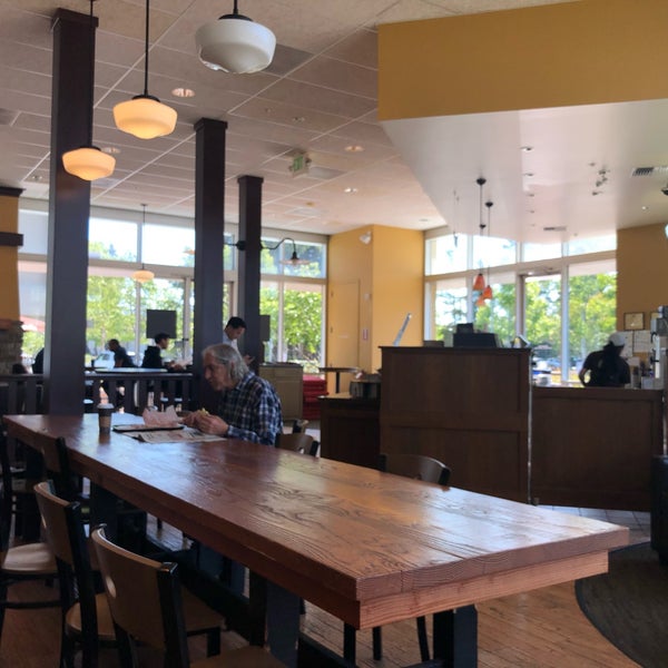 Foto tirada no(a) Specialty’s Café &amp; Bakery por Ruben D. em 5/30/2019