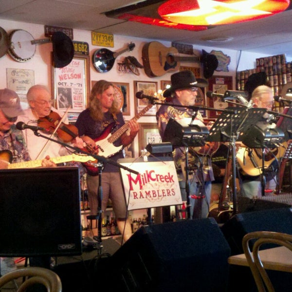 รูปภาพถ่ายที่ Mission Pizza &amp; Pub โดย ᴡ W. เมื่อ 6/28/2013