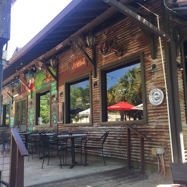Foto tirada no(a) Cedar Creek Café, Bar &amp; Grill por esin e. em 4/24/2017