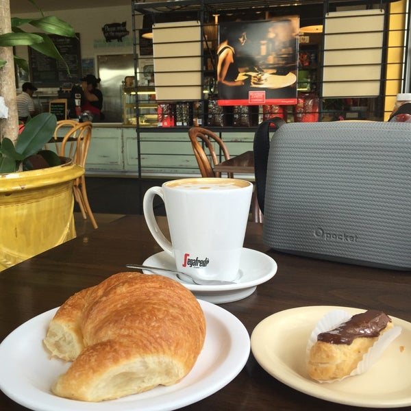 Photo taken at FRENCH RIVIERA Bakery Cafe by esin e. on 7/10/2015