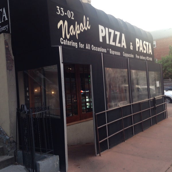 Foto tirada no(a) Napoli Pizza &amp; Pasta por Scott F. em 5/29/2015
