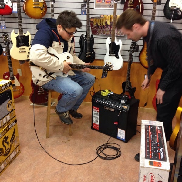 Foto scattata a Long &amp; McQuade Musical Instruments da Philip M. il 12/18/2013