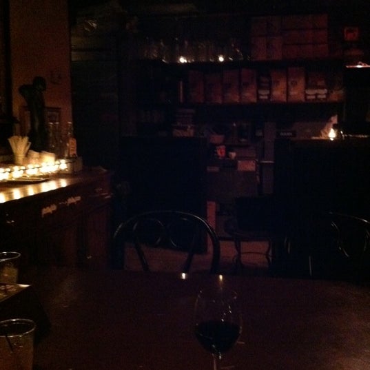 รูปภาพถ่ายที่ Darnell&#39;s Lounge โดย Meg T. เมื่อ 10/28/2012