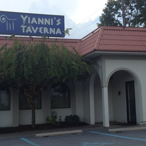 Photo taken at Yianni&#39;s Taverna by Helen D. on 8/8/2013