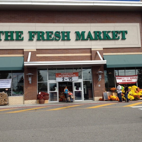 รูปภาพถ่ายที่ The Fresh Market โดย Helen D. เมื่อ 10/12/2013