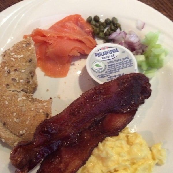 Foto tomada en KC Prime Restaurant  por Helen D. el 2/9/2014