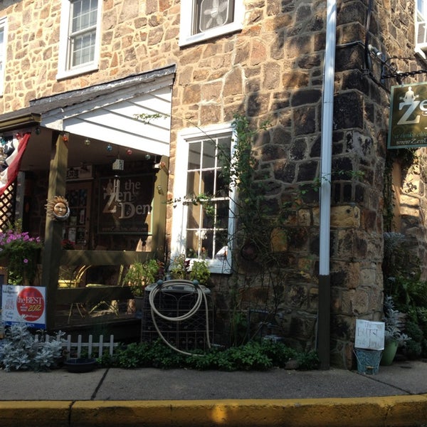 Foto tirada no(a) Zen Den Coffee Shop por Helen D. em 9/11/2013