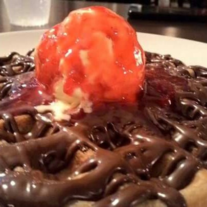 Massa do waffle perfeita! O de chocolate com sorvete e calda de frutas vermelhas é a melhor sobremesa do mundo!