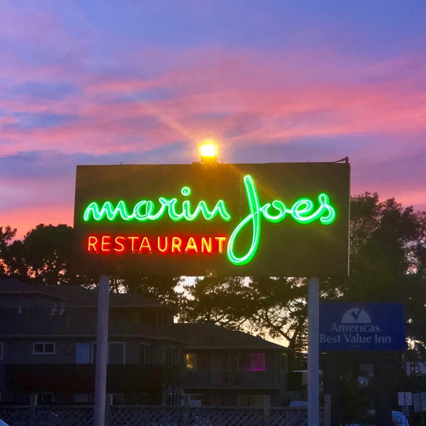 รูปภาพถ่ายที่ Marin Joe&#39;s โดย Manolo E. เมื่อ 8/22/2019