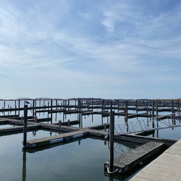 Foto tirada no(a) Cedar Island Marina por M em 3/2/2020