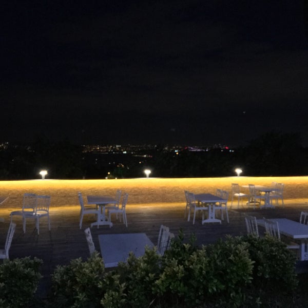 Foto tirada no(a) Simas Terrace Cafe &amp; Restaurant por Baran Can A. em 6/30/2018