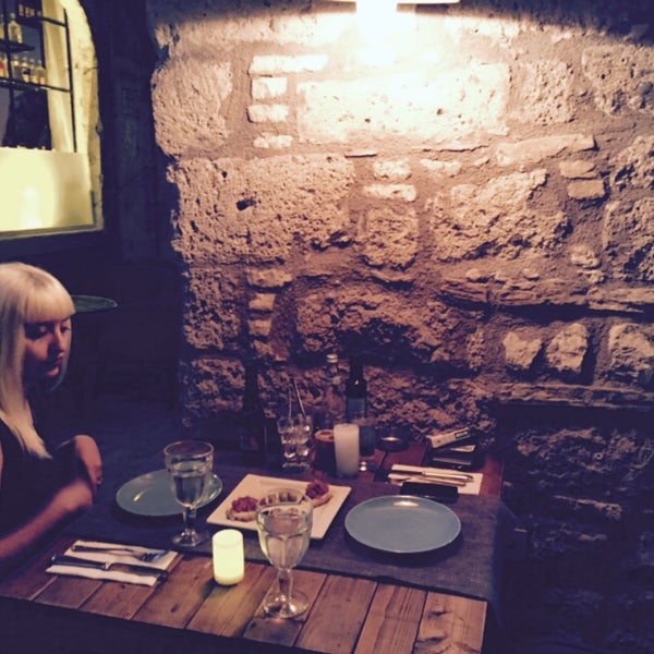 8/14/2015 tarihinde Elif B.ziyaretçi tarafından Leyla Restaurant &amp; Bar'de çekilen fotoğraf