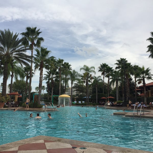 Foto diambil di Floridays Resort Orlando oleh Cory R. pada 12/31/2015