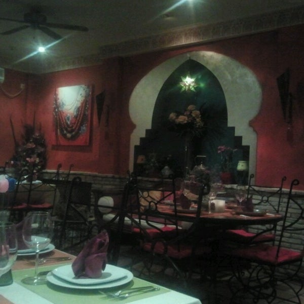 Foto diambil di Restaurante Al - Medina oleh Olga Fernández L. pada 2/22/2013