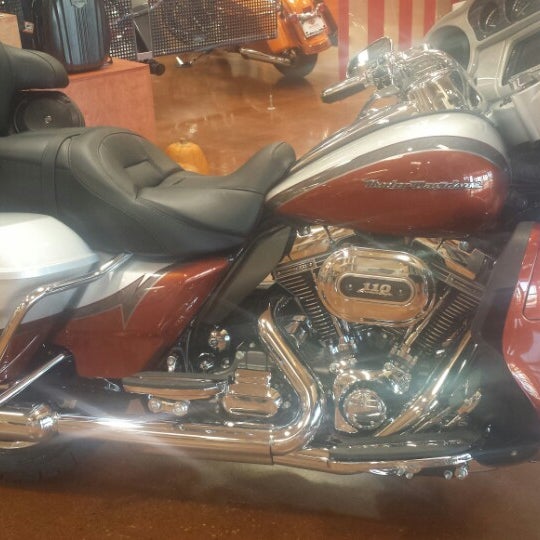 Foto scattata a Red Rock Harley-Davidson da Raquel R. il 10/22/2014