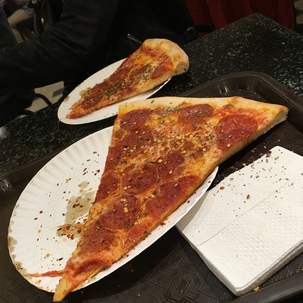 Foto scattata a Ray&#39;s Pizza da hoss il 10/17/2015