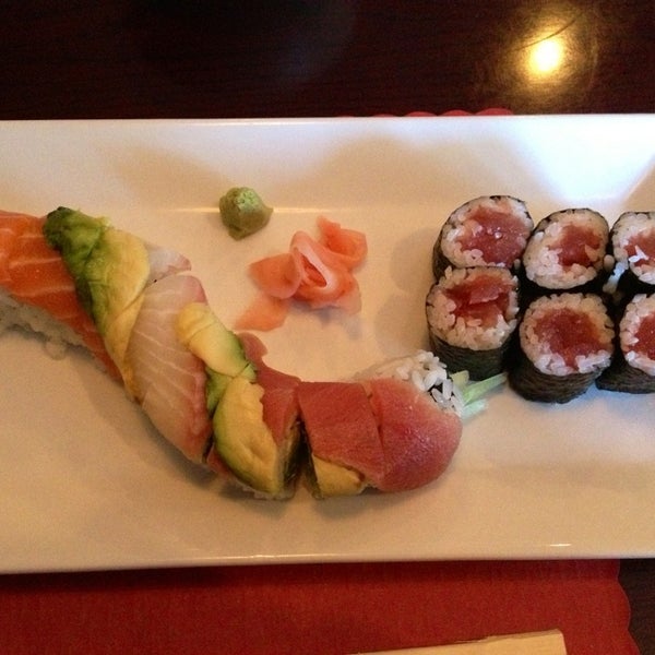 Foto diambil di Yashi Sushi oleh Erika S. pada 1/28/2013
